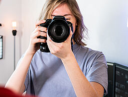Jugendliche mit Fotoapparat