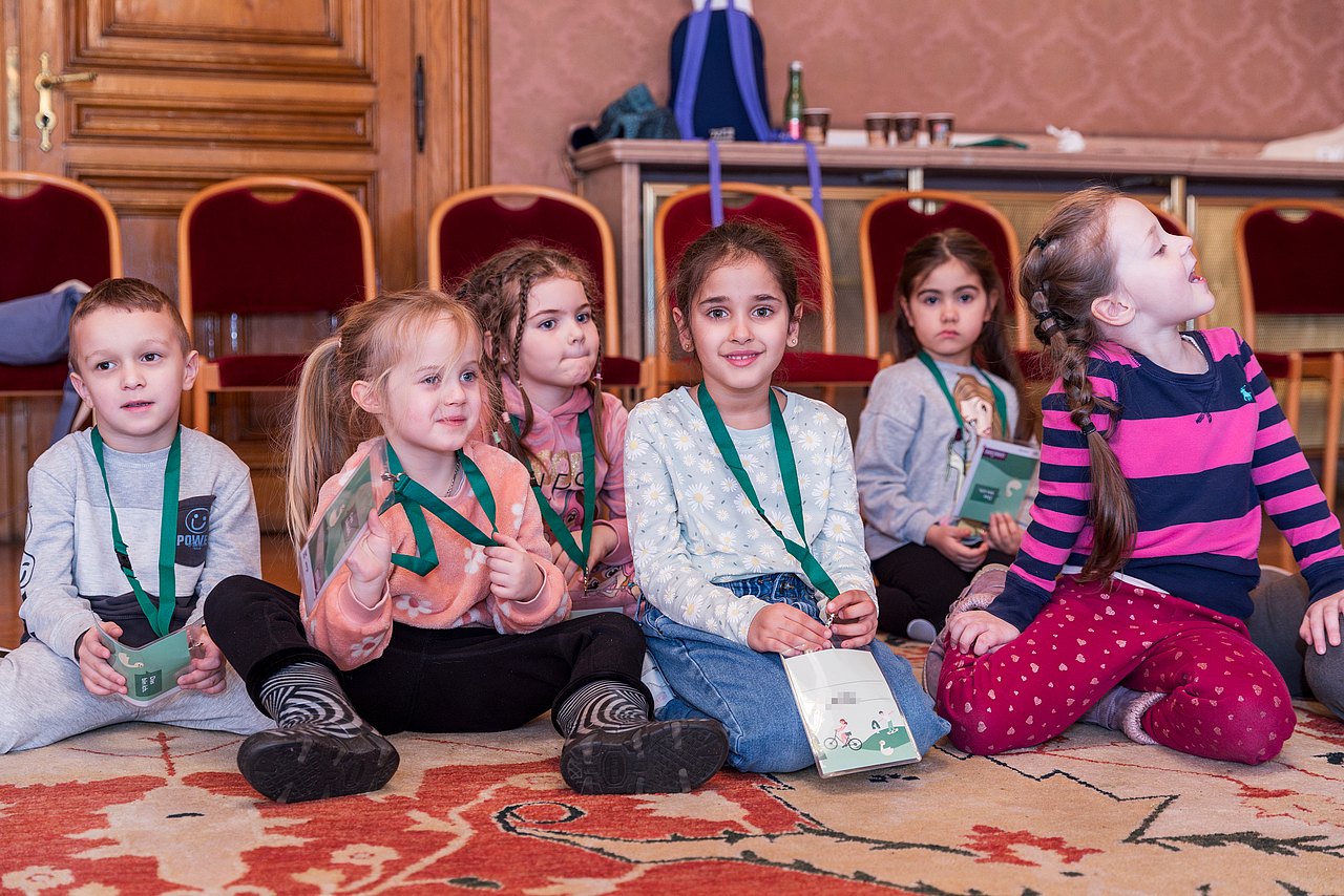 Kinder- und Jugendparlament 5 Kinder beim Kinderparlament