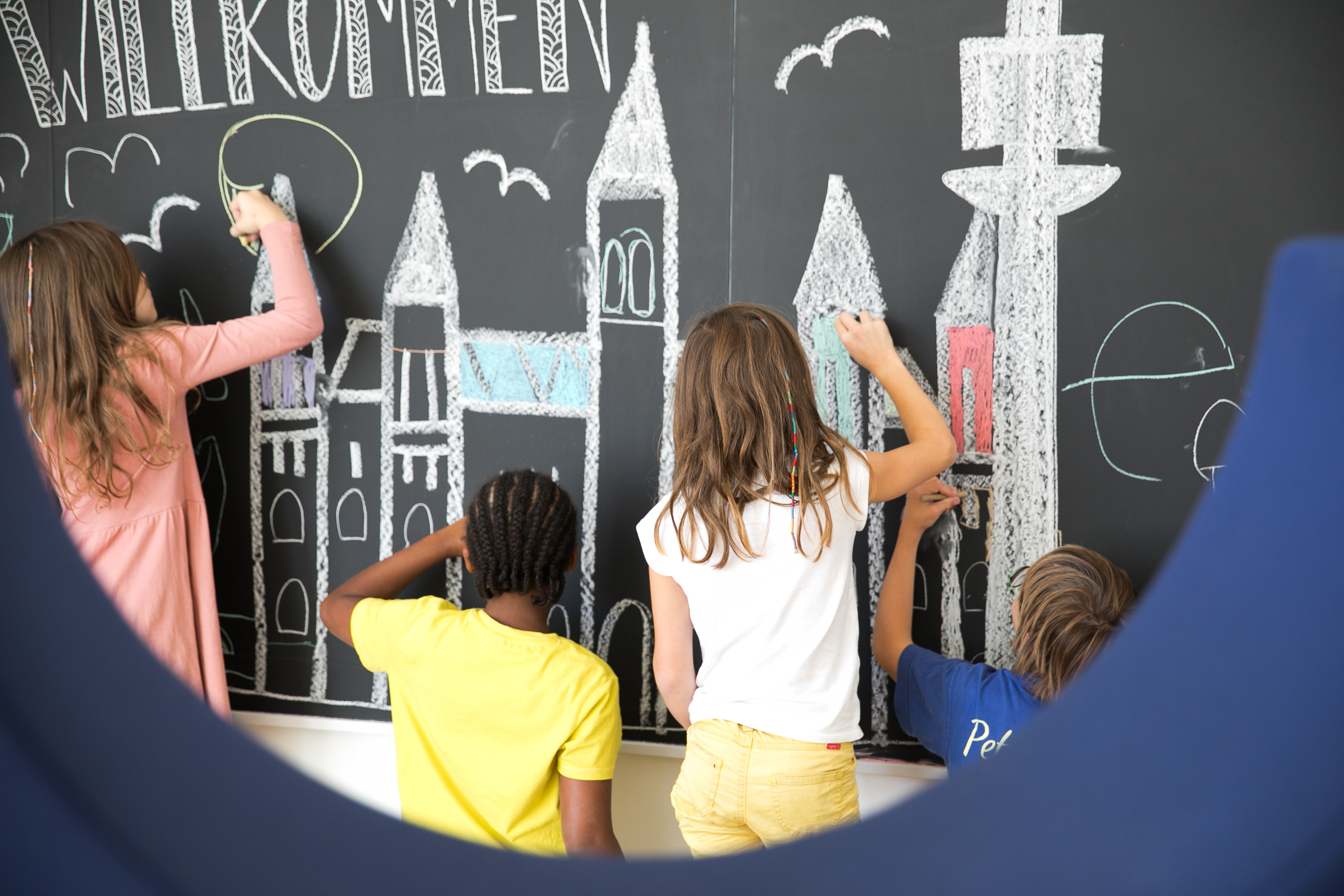 20210903_IMG_2418 Kinder malen mit Kreide eine Stadt auf eine Tafel