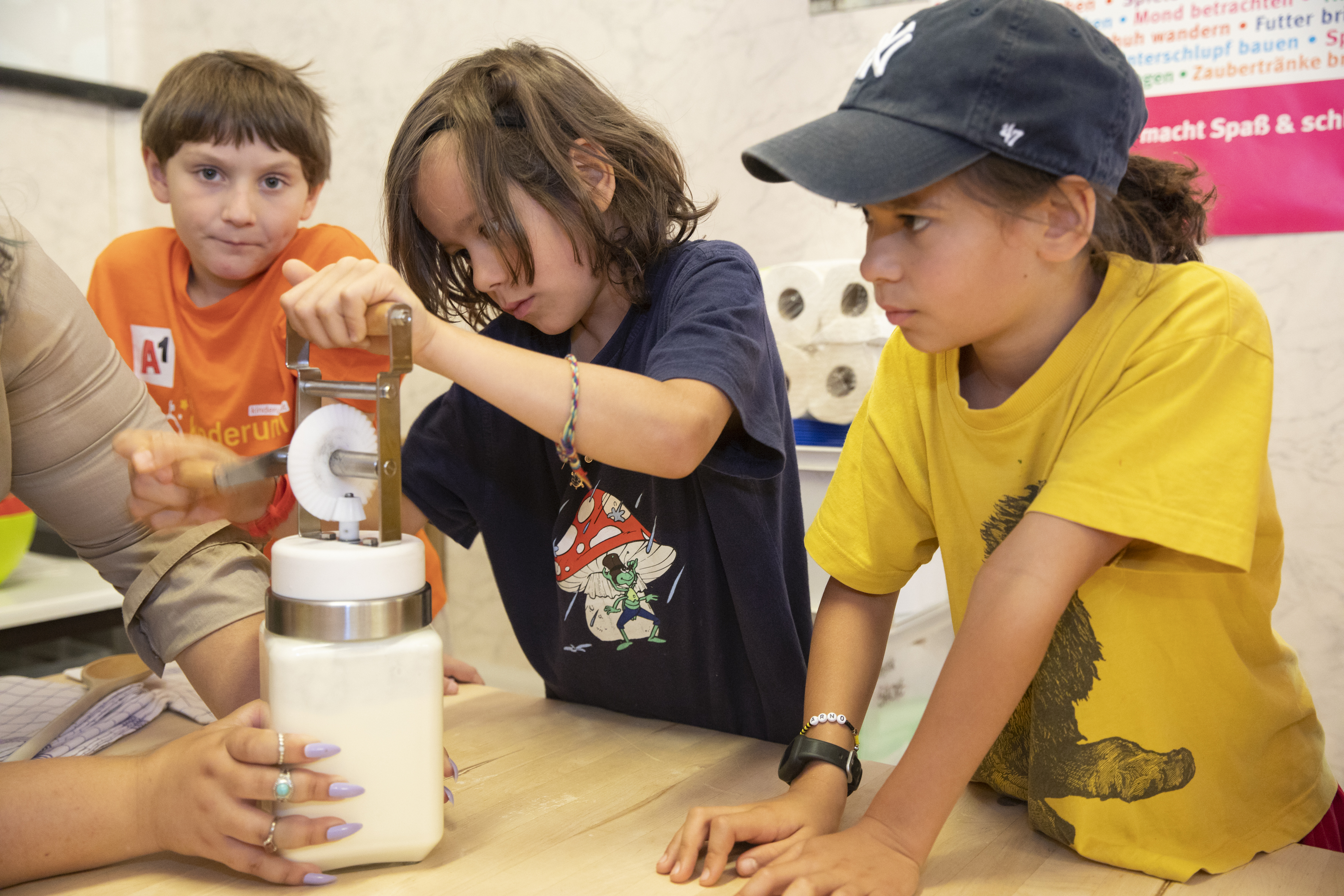 Ferienbetreuung Kinder beim Experimentieren