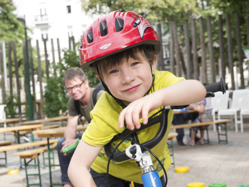 Bub am Fahrrad