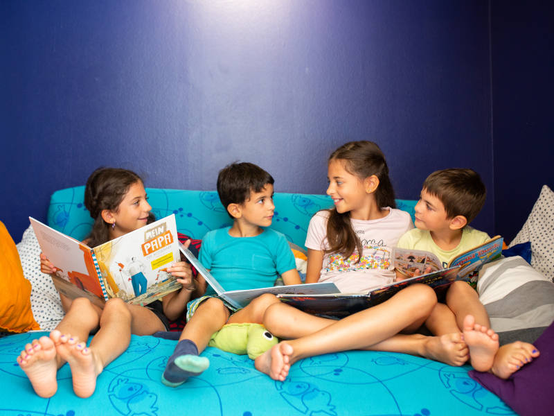 Kinder mit Büchern