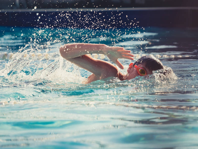 Schwimmendes Kind