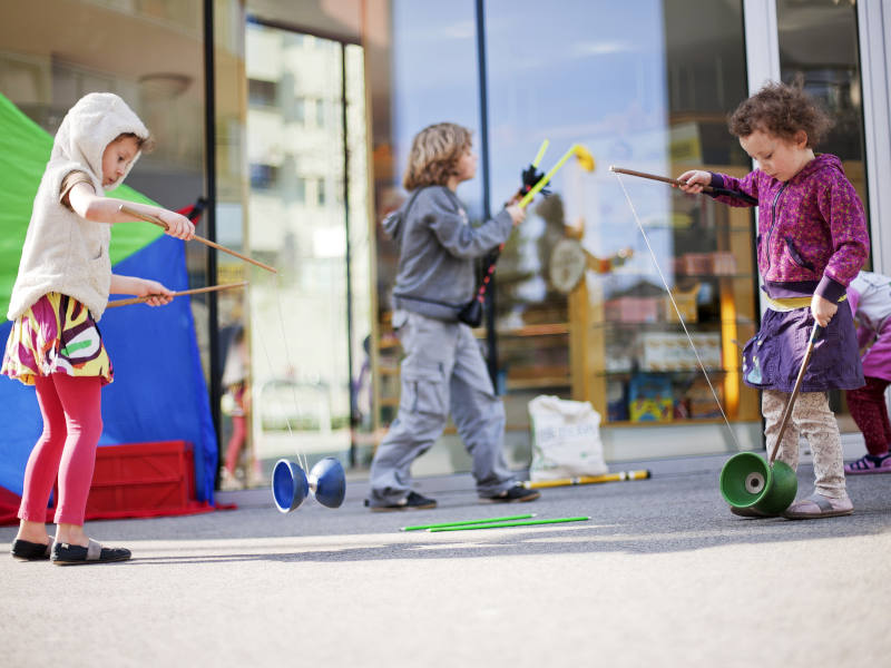 Kinder spielen Zirkus