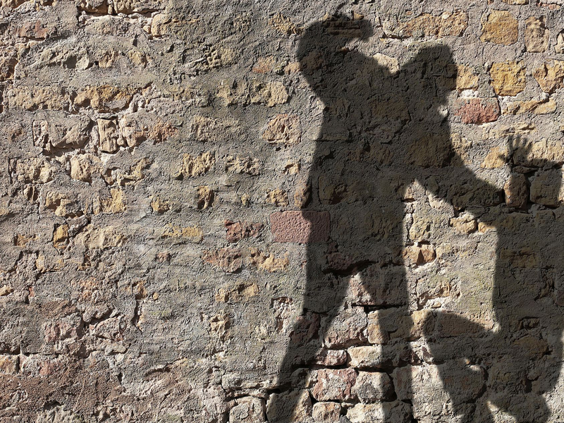 Zwei Schatten vor Mauer