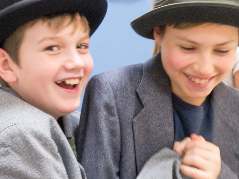 2 Jungen mit Hut und Sakko 