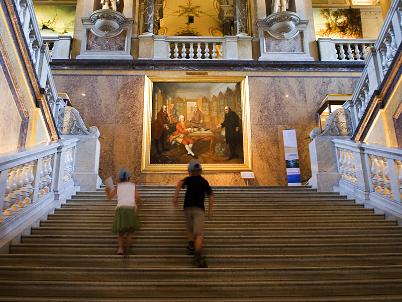 Kinder laufen die Treppe im Naturhistorischen Museum hinauf