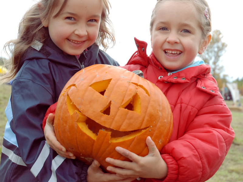 Mädchen mit Halloween-Kürbis