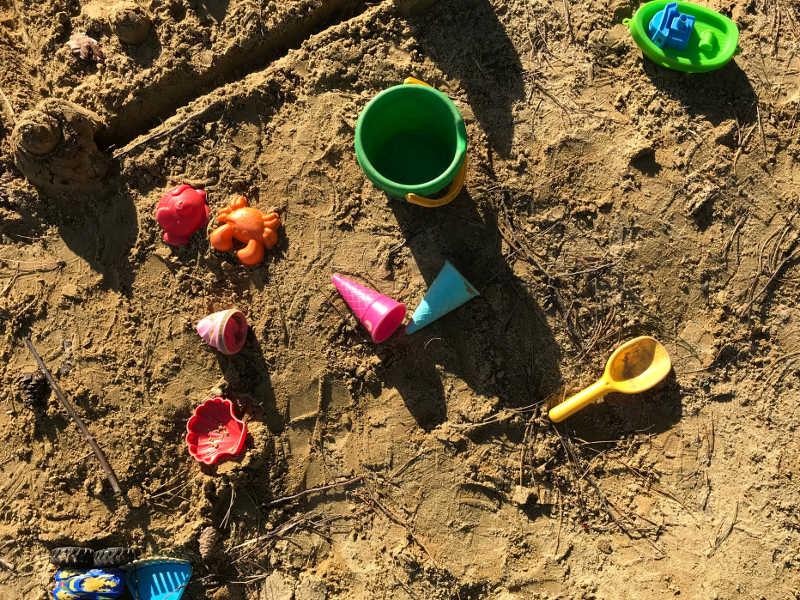 Sandspielzeug in einer Sandkiste Sandspielzeug in einer Sandkiste