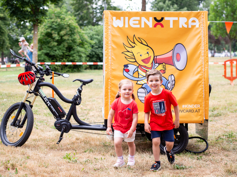 Kinder vor Fahrrad