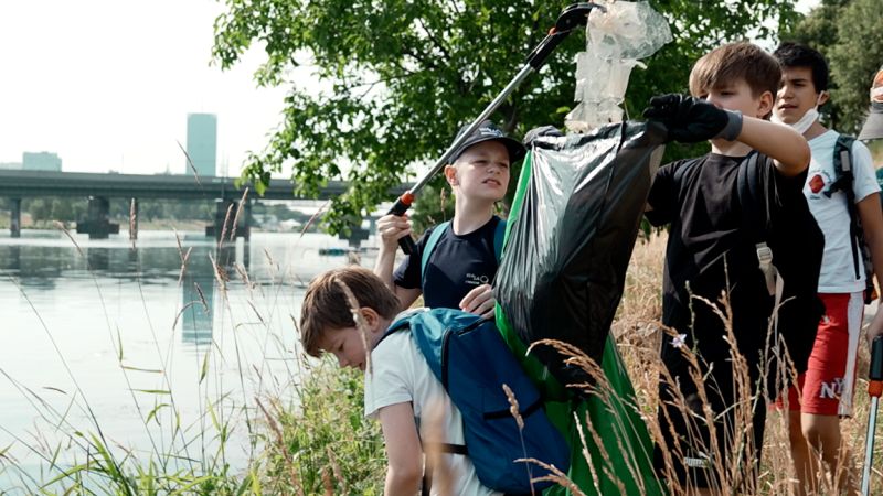 Müllaufräumaktion einer Schulklasse bei Ehrenamtswoche auf der Donauinsel. 