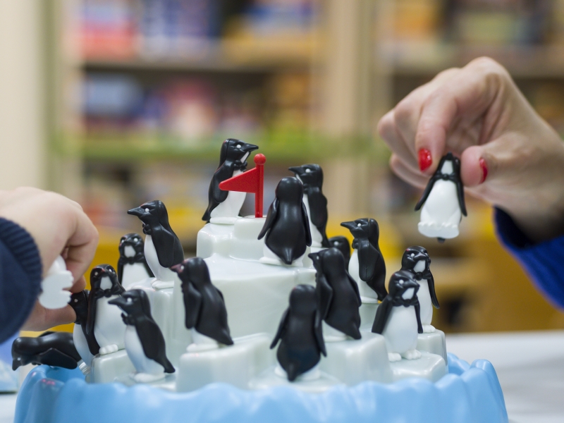 Spielebox im Lockdown Bild von einem Pinguin-Brettspiel das gerade bespielt wird.