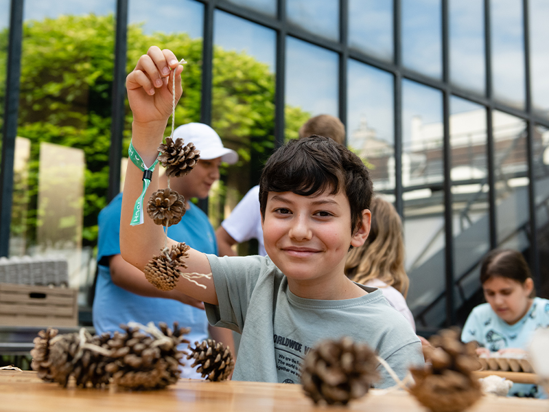 Schüler bastelt Spielzeug aus Bockerln für das Papageienschutzzentrum