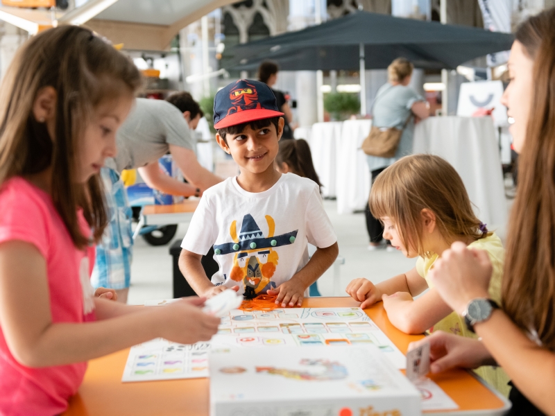 FSP Kinder spielen beim WIENXTRA Ferienspiel im Rathaus