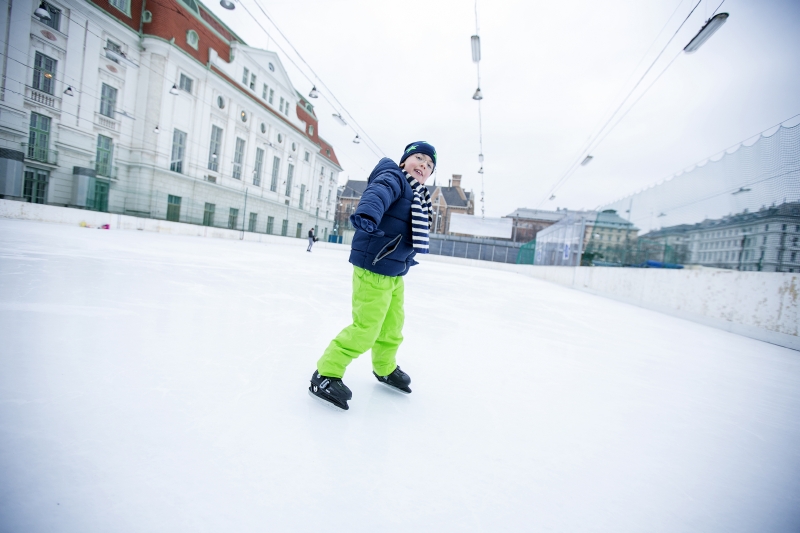 FSP Ein Junge in neongrüner Skihose beim Eislaufen.