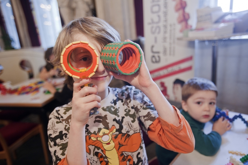 Spiel Kinder spielen ein lustiges Gesellschaftsspiel.