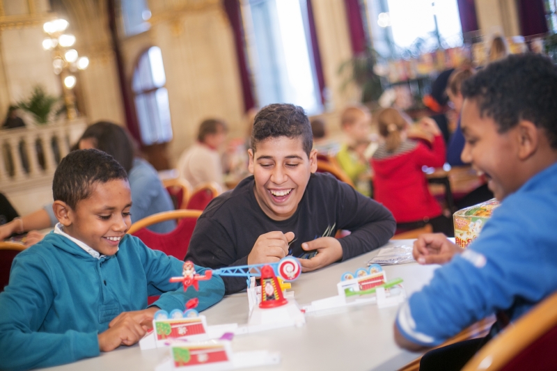 Spiel Kinder spielen ein lustiges Gesellschaftsspiel.
