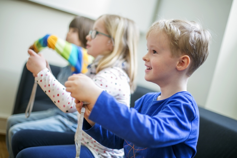 Spiel Kinder spielen ein Konsolenspiel.