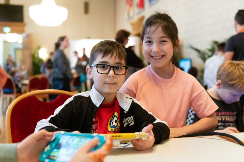 Spiel Zwei Kinder spielen im Rathaus.