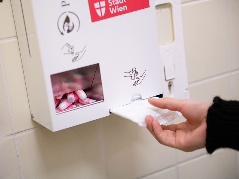 Junges Wien Automat mit kostenlosen Binden und Tampons.