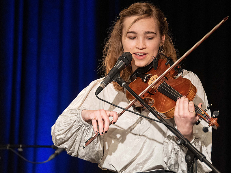 Eine junge Musikerin spielt Geige.