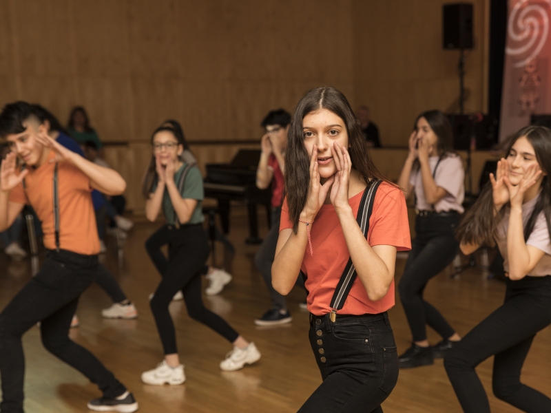 Schülerinnen und Schüler tanzen.