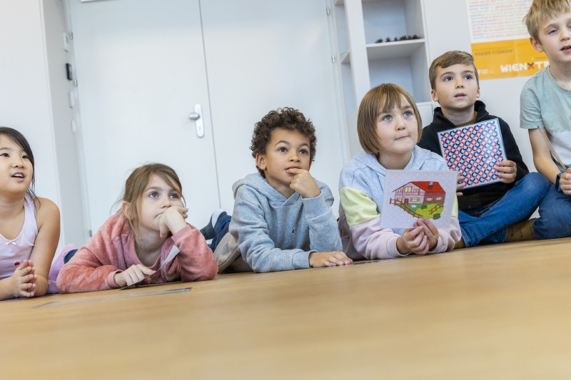 Bildungschancen Kinder warten gespannt darauf, wie der Workshop weitergeht.
