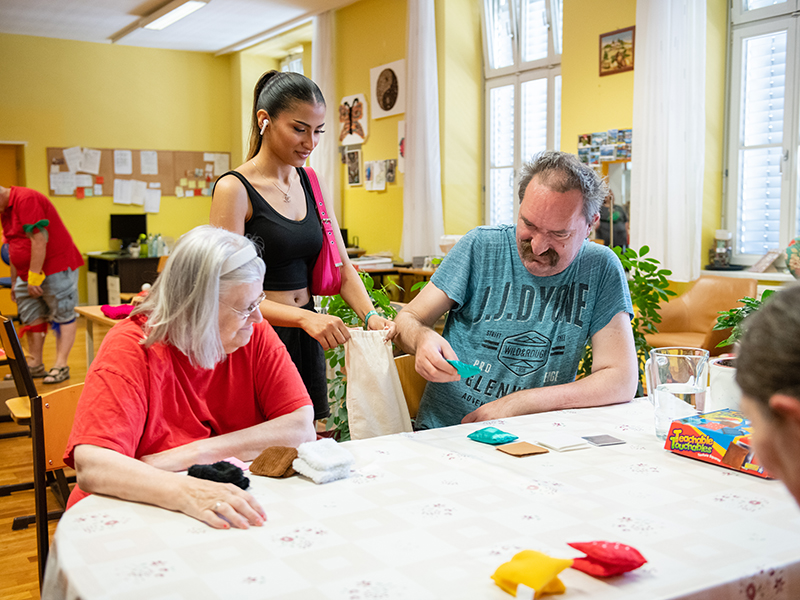 EAW Schüler_innen löst ein Rätsel mit Senior_innen mit Behinderung