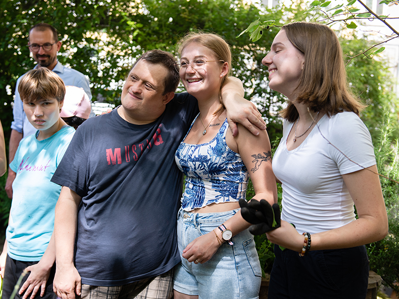 EAW Schüler_innen garteln gemeinsam mit Menschen mit Behinderung