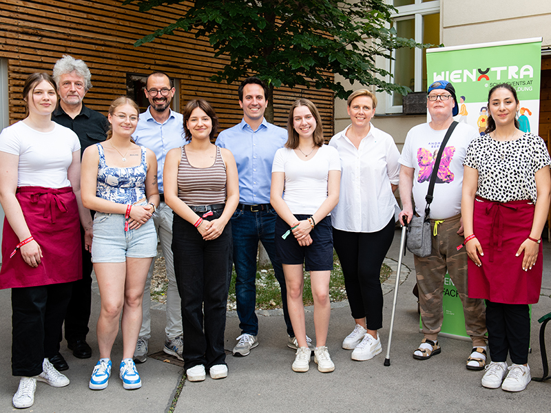 EAW Bildungsstadtrat Wiederkehr besucht ein Projekt der Wiener Ehrenamtswoche