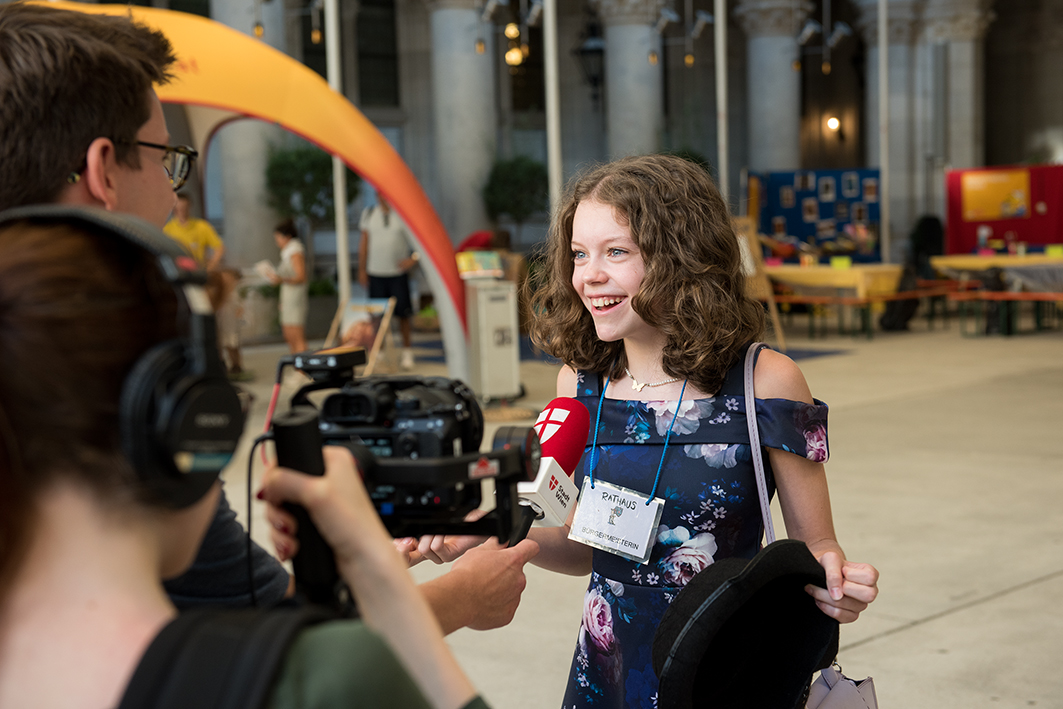 RIR Kinder-Bürgermeisterin Lilly Phelan gibt ein Interview