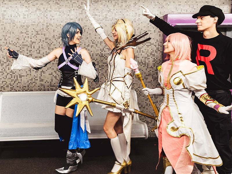 Game City Vier Jugendliche in Cosplay-Kostümen machen sich auf den Weg zur Game City durch die U-Bahnstation.