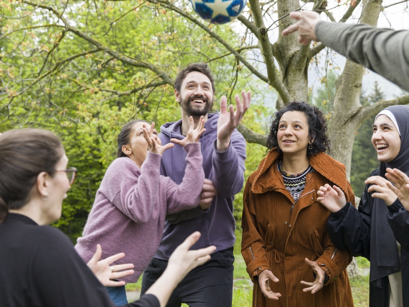 Jugendareiter_innen werfen sich Ball zu