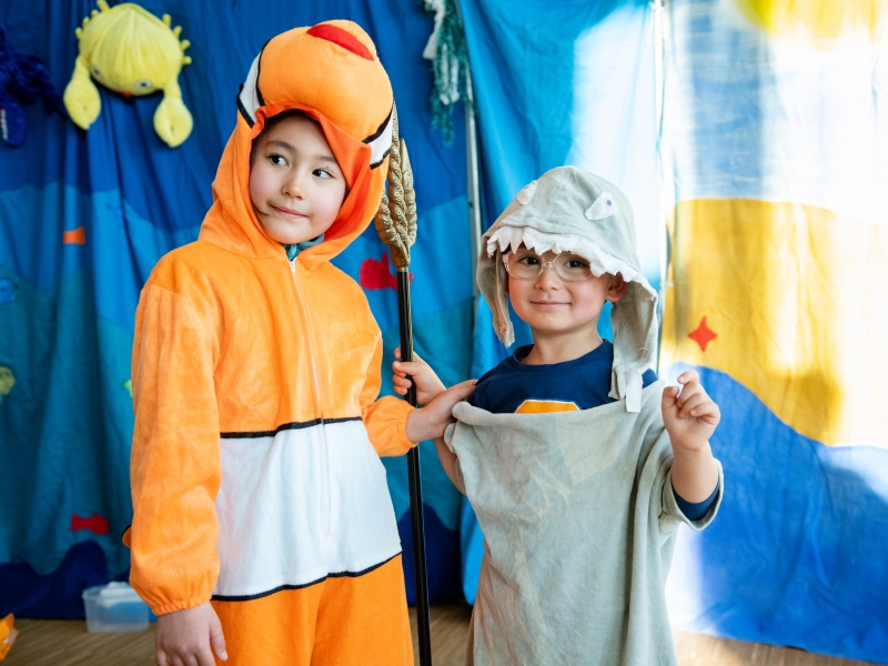 SFS Zwei Kinder haben sich als Meerestiere verkleidet. Ein Kind ist ein Clownfisch und das andere ein Hai.