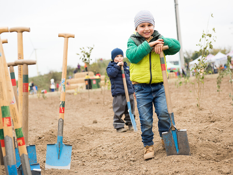 Wald Kinder halten Spaten in der Hand