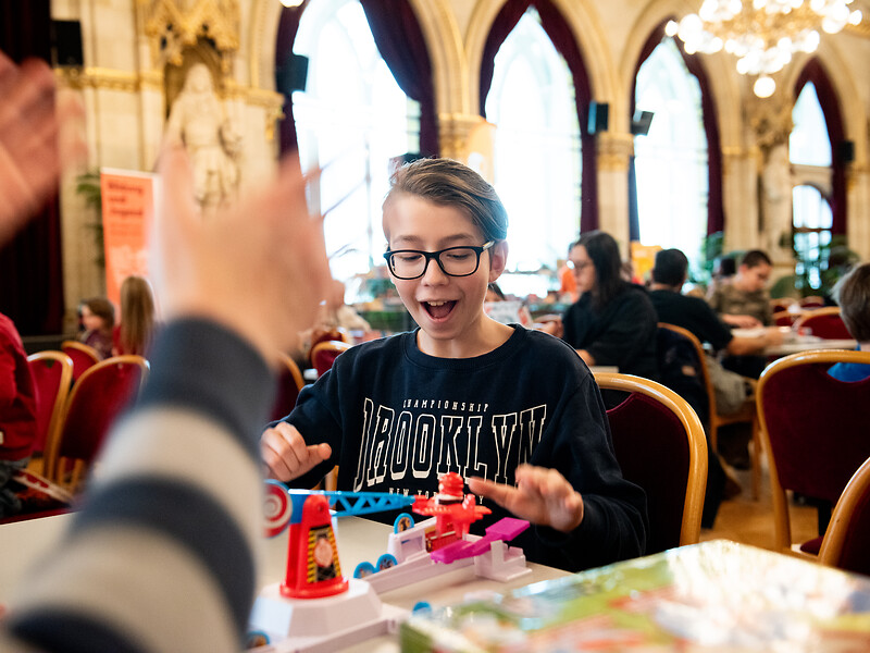 Kinder spielen Brettspiele im Rathaus