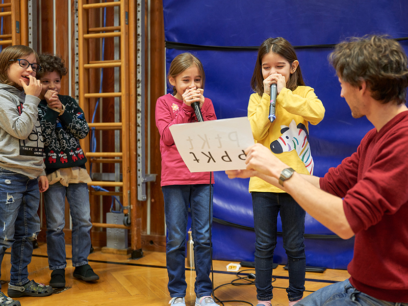 Bildungschancen Schüler_innen bei einem Beatboxworkshop.