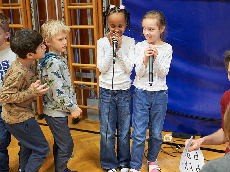 Bildungschancen Kinder bei einem Beatbox-Workshop.