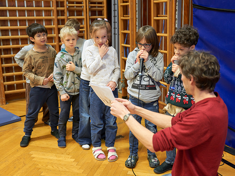 Bildungschancen Kinder bei einem Beatbox-Workshop.