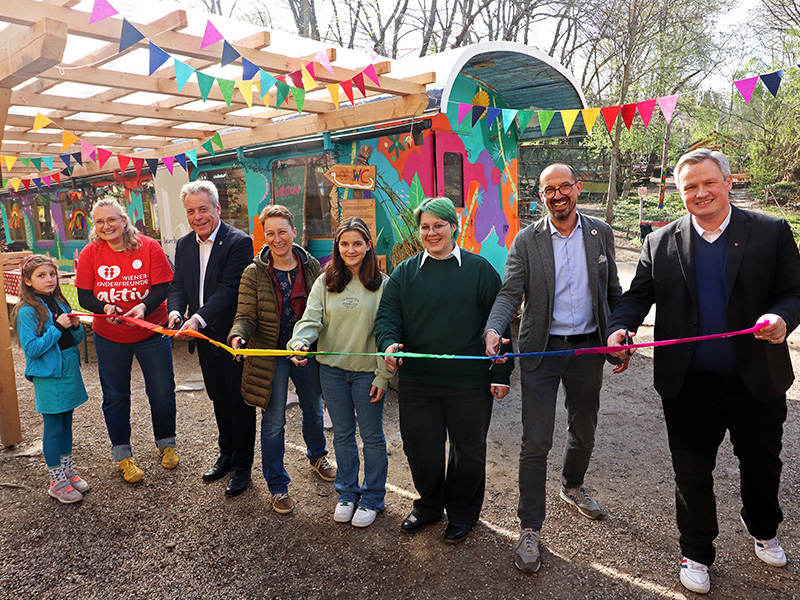 Regenbogen Zur Eröffnung des Cafès wird feierlich ein buntes Band durchschnitten.