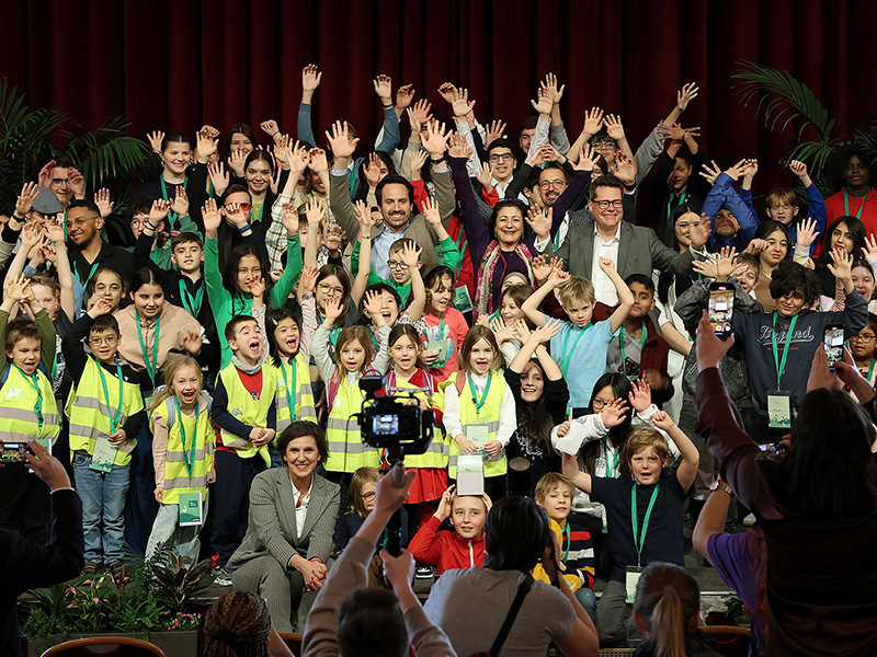 KiJu-Parlament Kinder- und Jugendliche auf einem Gruppenfoto mit Politikerinnen und Politikern