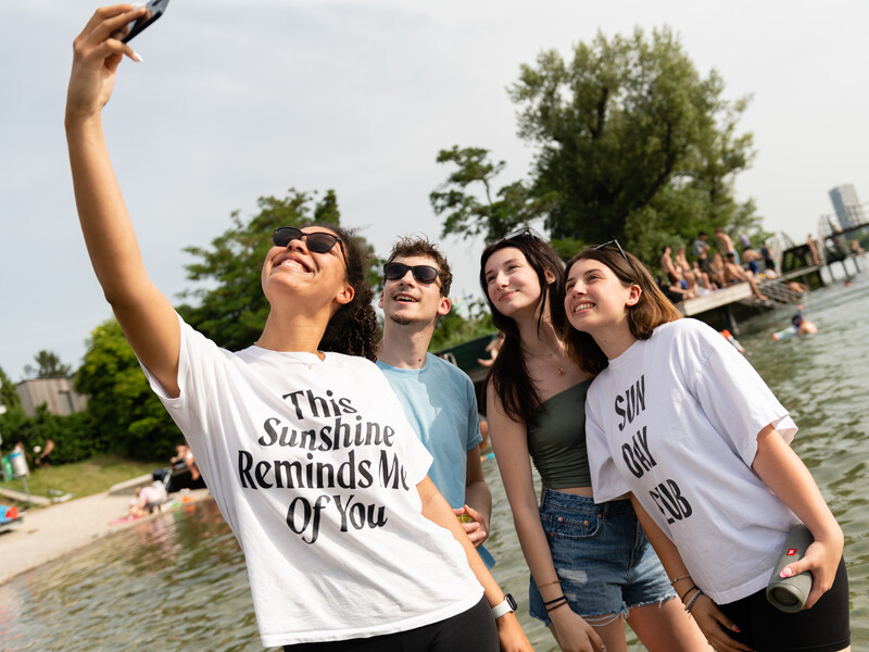 Jugend Vier Jugendliche machen ein Selfie von sich am Strand.