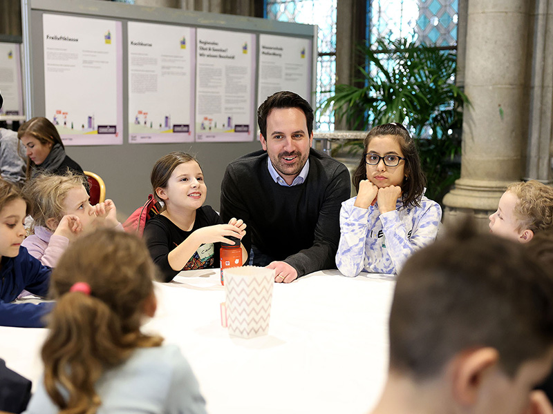 Junges Wien Vizebürgermeister Christoph Wiederkehr lauscht den Ideen der Kinder.