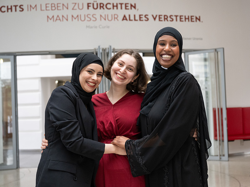 Ideengeberin und die zwei Hauptdarstellerinnen vor der Urania.