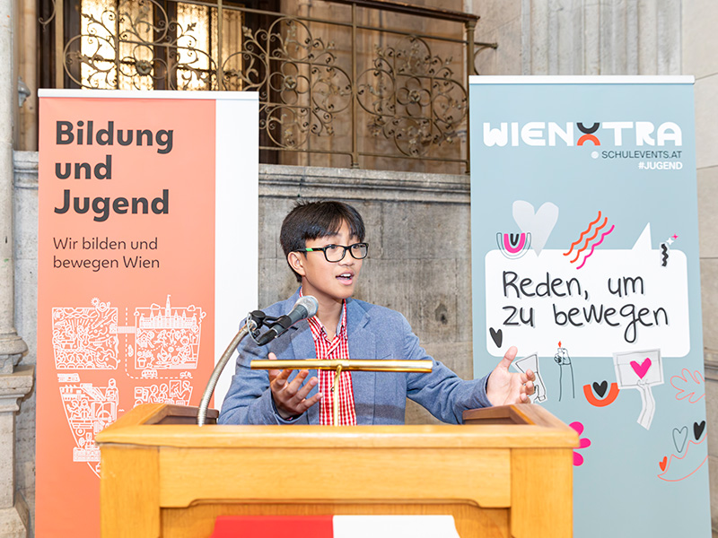 RDW Ein Finalist hält seine Rede beim Jugend-Redewettbewerb.