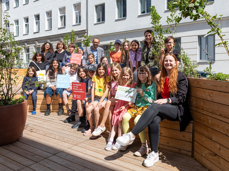 Die Schülerinnen und Schüler der Montessori-Schule "Holly Go Lightly" präsentieren ihr Parklet.