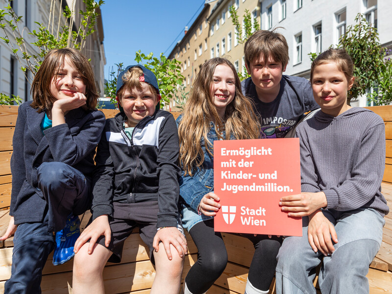 Die Schülerinnen und Schüler der Montessori-Schule "Holly Go Lightly" präsentieren ihr Parklet.