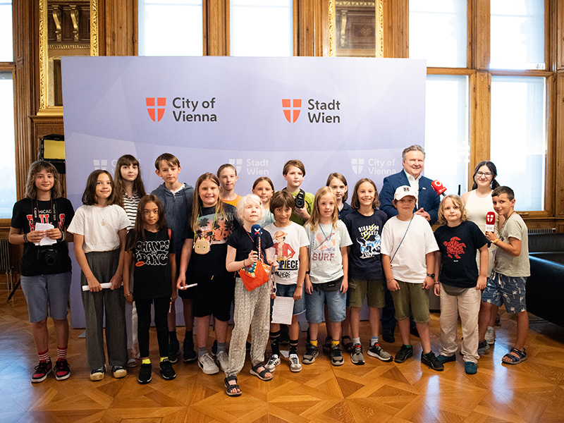 RIR Kinderbürgermeister begrüßt Bürgermeister Ludwig in der Kinderstadt