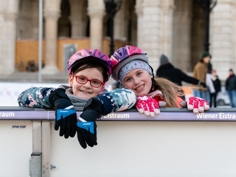 Semesterferien Zwei Kinder beim Eislaufen.