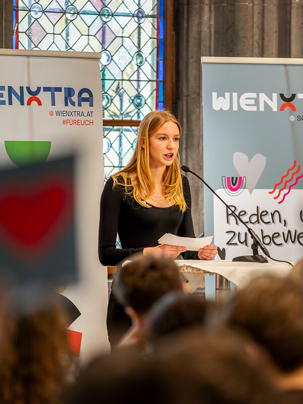 RDW Jugendliche hält eine Rede